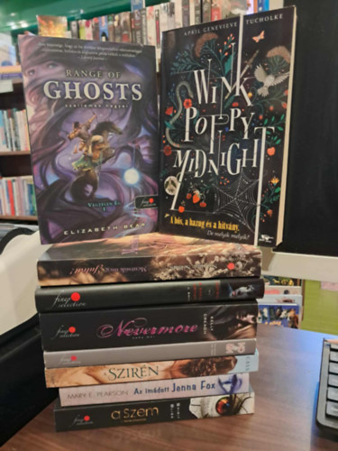 Suzanne Selfors, Elizabeth Bear, Kelly Creagh, Delphine De Vigan, Spirit Bliss, Mary E. Pearson, Kiera Cass, April Genevieve Tucholke L.J. Smith - 9 db-os ifjsgi KNYVMENT AJNLAT: Night World-A titkos vmpr, Mentsk meg Jlit!, Range of Ghosts-Szellemek hegyei, Nevermore-Soha mr, No s n, A szem (Remnyfosztottak 1.), Az imdott Jenna Fox, A szirn, A hs, a hazug s a