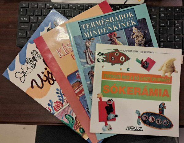 Kreat�v k�nyvcsomag 4db -K�NYVMENT� AJ�NLAT: S�ker�mia - Form�zd meg a s�-liszt gyurm�t!+ Ujjfest�s + K�sz�ts�nk batikot! + Term�sb�bok mindenkinek