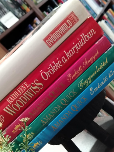 Katherine Stone, Kathleen E. Woodiwiss Amanda Quick - K�NYVMENT� AJ�NLAT, 5 DB. Romantikus reg�nyek. Em�szt� t�z, bukott angyal, Fegyverlet�tel, Gy�ngyhold, �r�kk� a karjaidban
