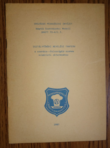 Horv�th Edit  (szerk.) - Oszt�lyf�n�ki nevel�si tanterv a szak�cs-felszolg�l� szakma oktat�s�hoz