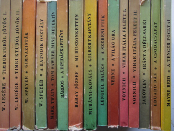 15 db az ifjsgi kisknyvtr sorozatbl (A tenger foglyai, A csodacsapat, Irny a dli sark, A vilg ura, Szebeni fik, A hatodik osztly, Gilbert hapitny, Gimnazistk, stb..)