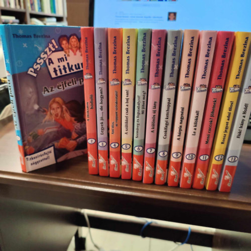 Thomas Brezina - Pssszt! a mi titkunk 1-13.: Az jfli parti, A titokzatos hdol, Legyek j..., de hogyan?, Ami tilos, az roppant szrakoztat!, A szlkkel csak a baj van!, Szemveg s fogszablyz, Mi jhet mg?, A klns j lny, Csokifagyi k