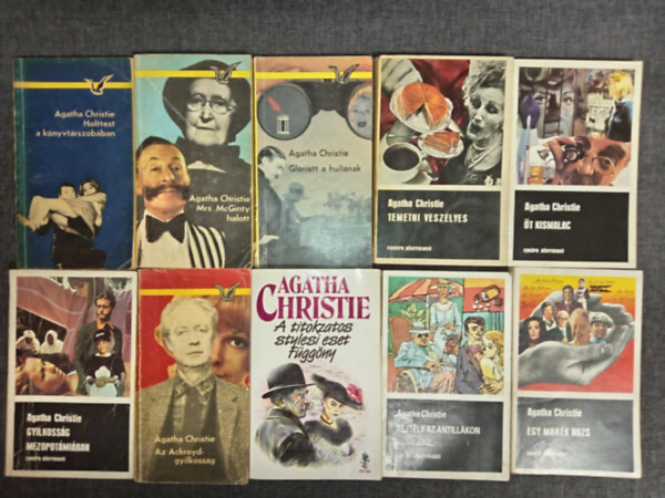 Agatha Christie - (10db) Agatha Christie krimi k�nyvcsomag: �t kismalac / Temetni vesz�lyes / Gloriett a hull�nak / Mrs. McGinty halott / Holttest a k�nyvt�rszob�ban / Gyilkoss�g Mezopot�mi�ban / Az Ackroyd-gyilkoss�g / A titokzatos stylesi eset - f�gg�ny
