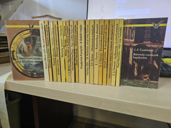Jeanne-Marie Joel, Georges Simenon, Quentin Patrick, Bogd�n Istv�n, Nyikolaj Leonov, Boileau-Narcejac, J.J. Marric, Gerhard Scherfling, Geno Hartlaub, Frederick Forsyth, Stanley Ellin Innes Hammond - 20 db Albatrosz krimi, K�NYVMENT� AJ�NLAT: A Madonna-szikla+ Ne nyeld le sz� n�lk�l+ Maigret revolvere+ Hal�los hajsza+ �fels�ge mag�nnyomoz�ja+ Kelepce+ Kamaszok+ Egy �jszaka a Scotland Yardon+ Egy sz�ke hajsz�l+ Helysz�ni szemle+ A s